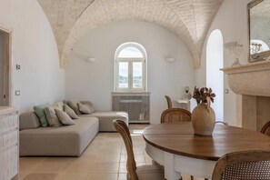 Trullo  Panta Rhei | Living area | 44-inch Smart TV with digital channels, TV, fireplace - Borgo del Tempo Ritrovato (Ostuni)