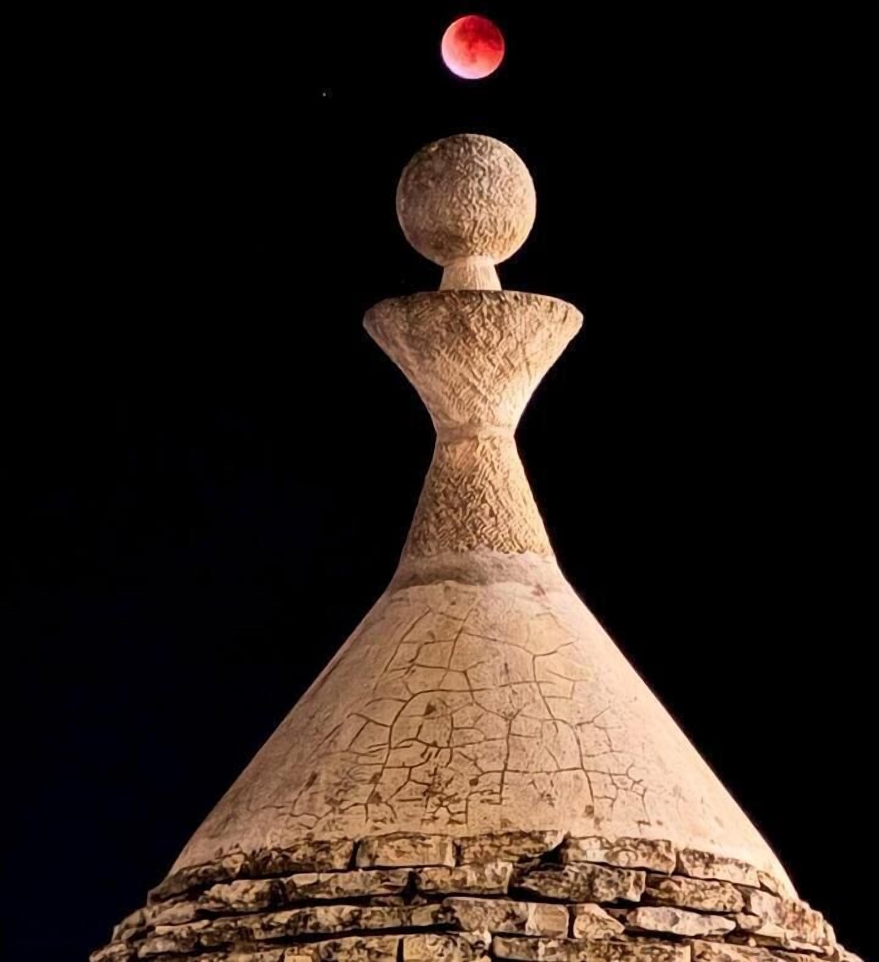 Un edificio con techo cónico coronado por un adorno esférico.