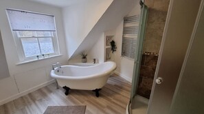 Bathtub, hair dryer, towels, toilet paper - Franklyn House Tenby, 5 minutes walk to Beaches (Tenby)