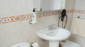 Ducha, secador de pelo, bidé y toallas