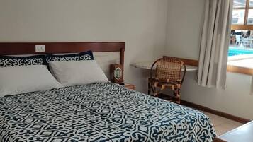 Quarto standard | Frigobar, escrivaninha, espaço de trabalho para notebook