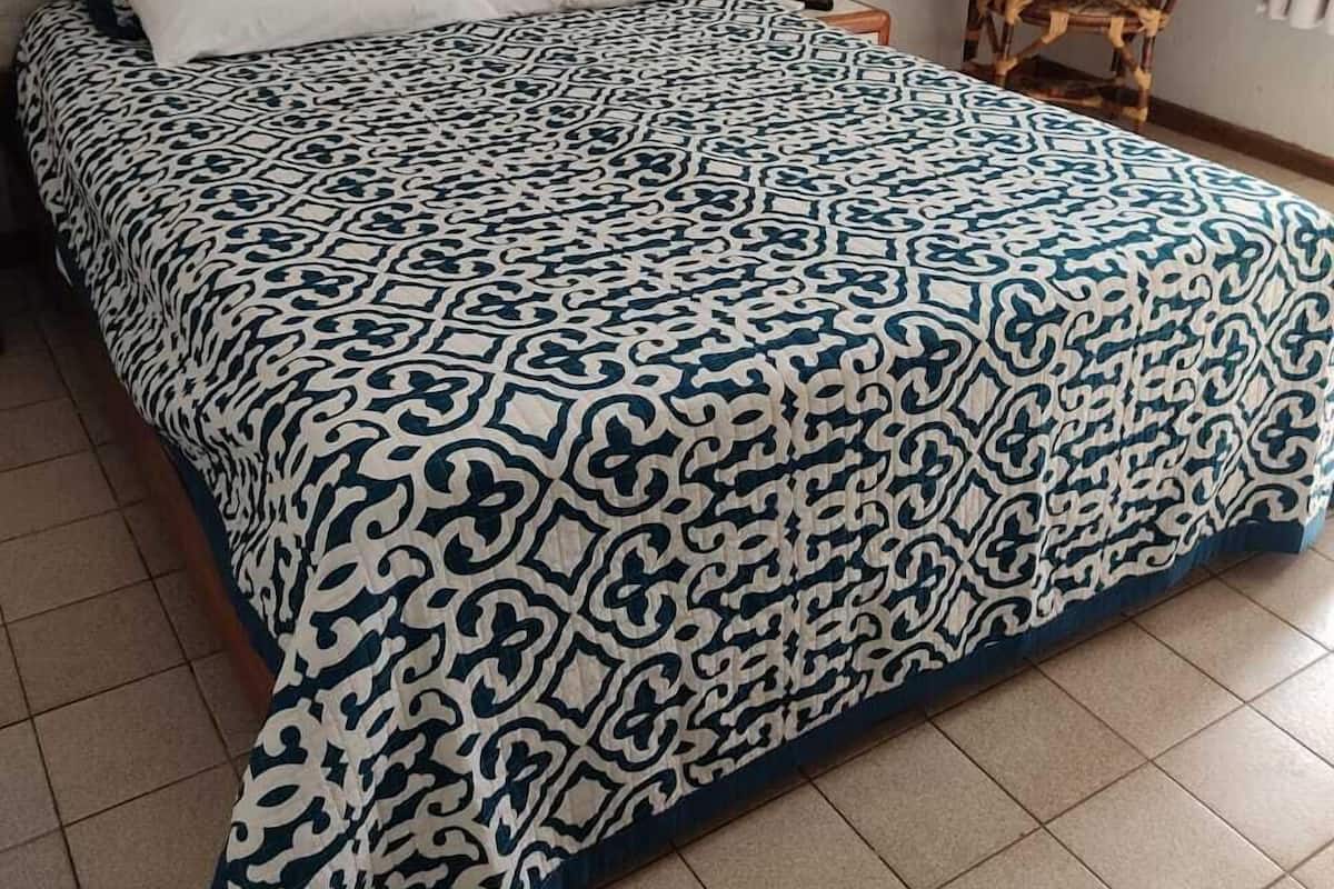ميني بار ومكتب ومساحة عمل للكمبيوتر المحمول وواي فاي مجانًا