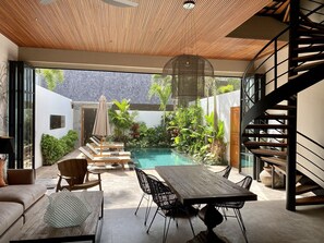 TV - Luxury Private Loft, 2 BR, Canggu w/ Staff (Canggu)