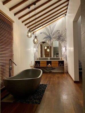 Toallas, jabón, shampoo, papel de baño 