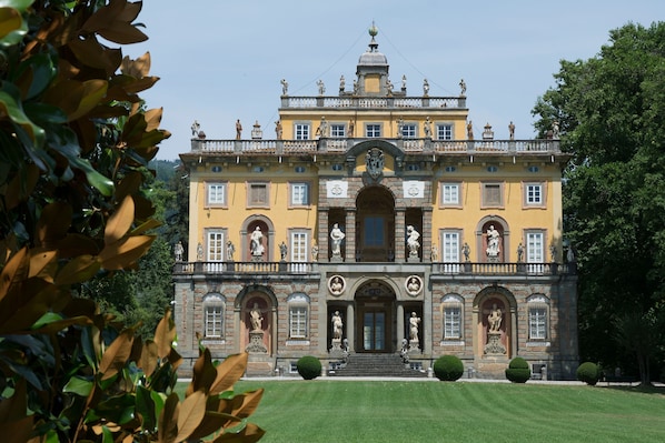 Un edificio grande y ornamentado con múltiples estatuas y una entrada central.