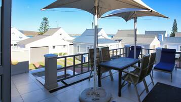 Nhà liên kế tiện nghi đơn giản | Hiên