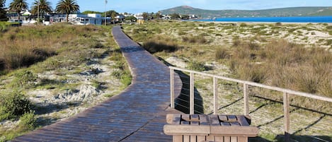Accommodatie ligt op het strand, wit zand