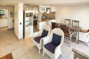 Comfort Townhome | Private kitchen | Fridge, dishwasher, cookware/dishes/utensils - Voorschoten, Langebaan 6-Sleeper (Langebaan)