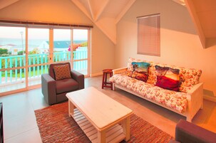 Deluxe Σπίτι | Περιοχή καθιστικού | Τηλεόραση LCD 55 ιντσών με ψηφιακά κανάλια, τηλεοράσεις