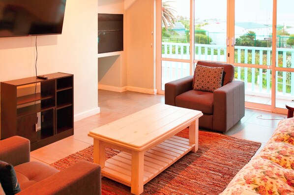 Deluxe-hus | Opholdsområde | 55-tommers LCD-tv med digitale kanaler, tv