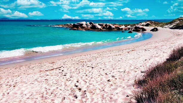 A sandy beach with clear turquoise water and scattered rocks. - 99 Steps, Langebaan 8-sleeper (Langebaan)