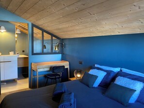 6 chambres, bureau, fer et planche Ă repasser, lit parapluie