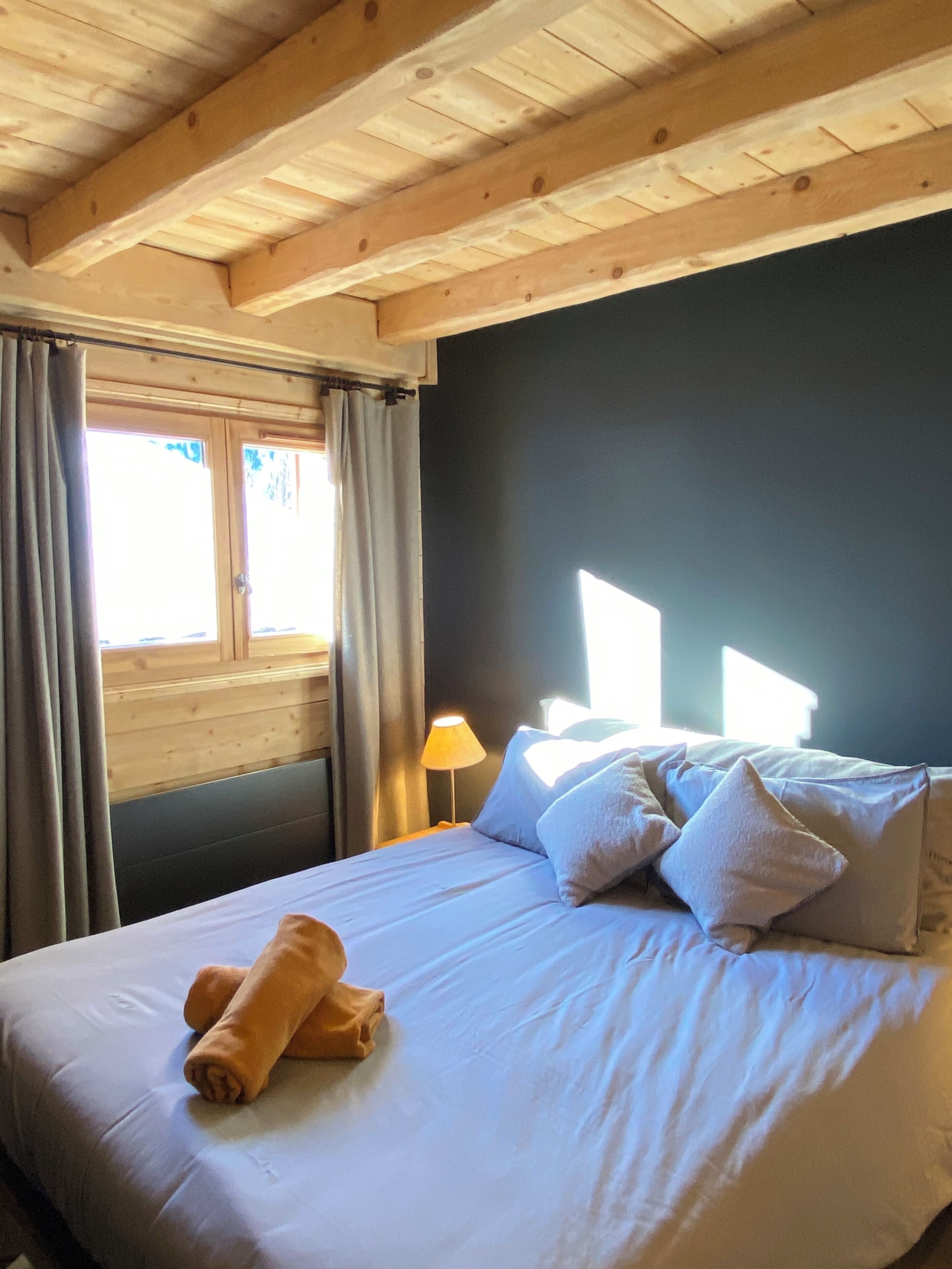 6 chambres, bureau, fer et planche à repasser, lit parapluie