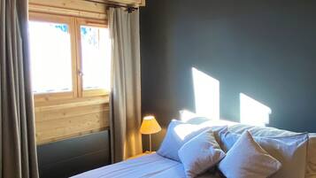 6 chambres, bureau, fer et planche à repasser, lit parapluie