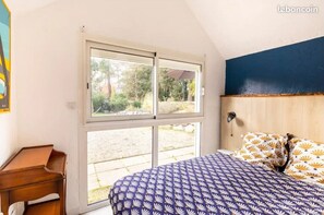 5 chambres, fer et planche à repasser, lit de bébé portatif