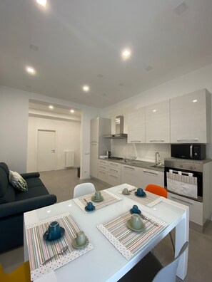 Frigorifero, microonde, forno, piano cottura