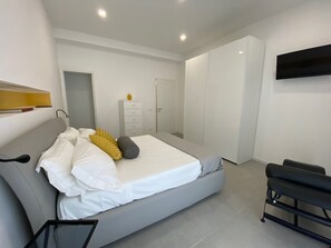 3 chambres, coffres-forts dans les chambres, bureau