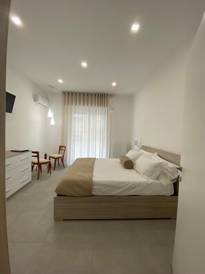 3 habitaciones, caja de seguridad en la habitación y escritorio 