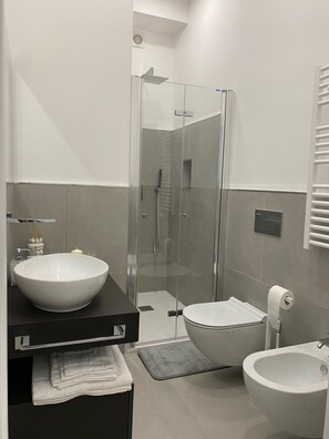 Doccia, asciugacapelli, accappatoio, bidet