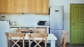 Huis, 2 slaapkamers, uitzicht op zee, op benedenverdieping | Privékeuken | Een koelkast, een magnetron, een oven, een kookplaat