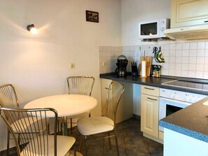 Fridge, microwave, oven, coffee/tea maker