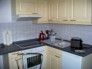 Fridge, microwave, oven, coffee/tea maker