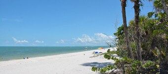 Florida style home walking distance to Barefoot Beach