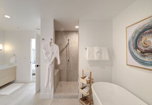 Badewanne, Haartrockner, Handtücher