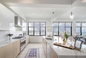 ثلاجة، ميكروويف، فرن، موقد طهي مسطح