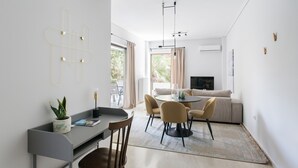 Un espacio moderno con comedor, sofá y televisor.