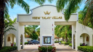A entrada para View Talav Villas, com uma placa com o símbolo de uma coroa e o nome.