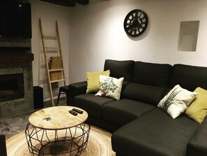 Smart TV, caminetto, impianto stereo