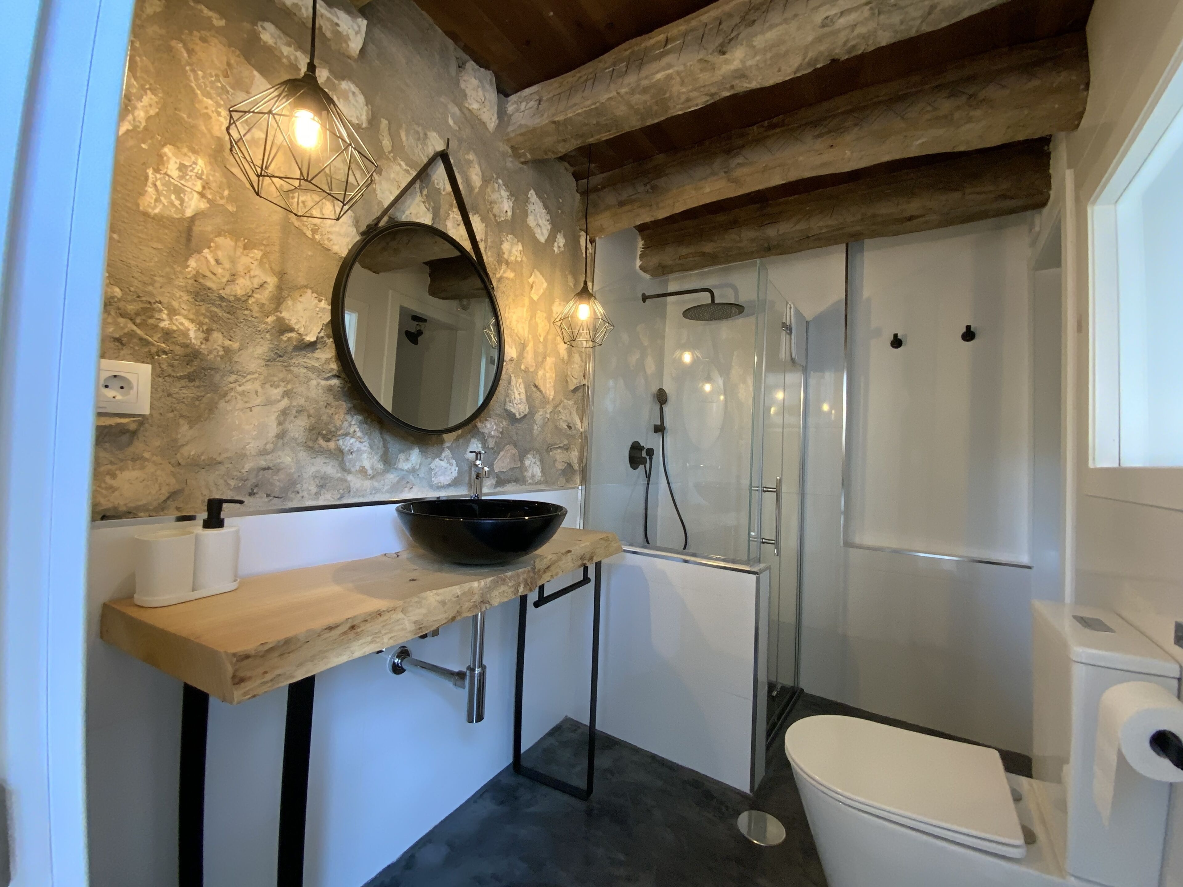 Een douche, een haardroger, een bidet, handdoeken