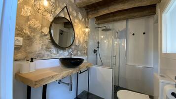 Dusche, Haartrockner, Bidet, Handtücher