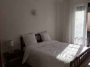 4 bedrooms, iron/ironing board, travel cot, free WiFi - 150 m2 village house at the foot of the mountain (Aston)