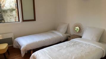 4 makuuhuonetta, silitysrauta/-lauta, vauvan matkasÀnky, ilmainen Wi-Fi