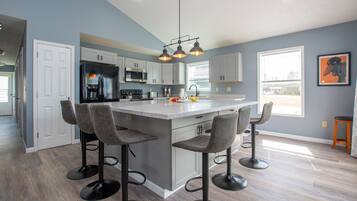 Frigorífic, microones, forn i placa de cuina