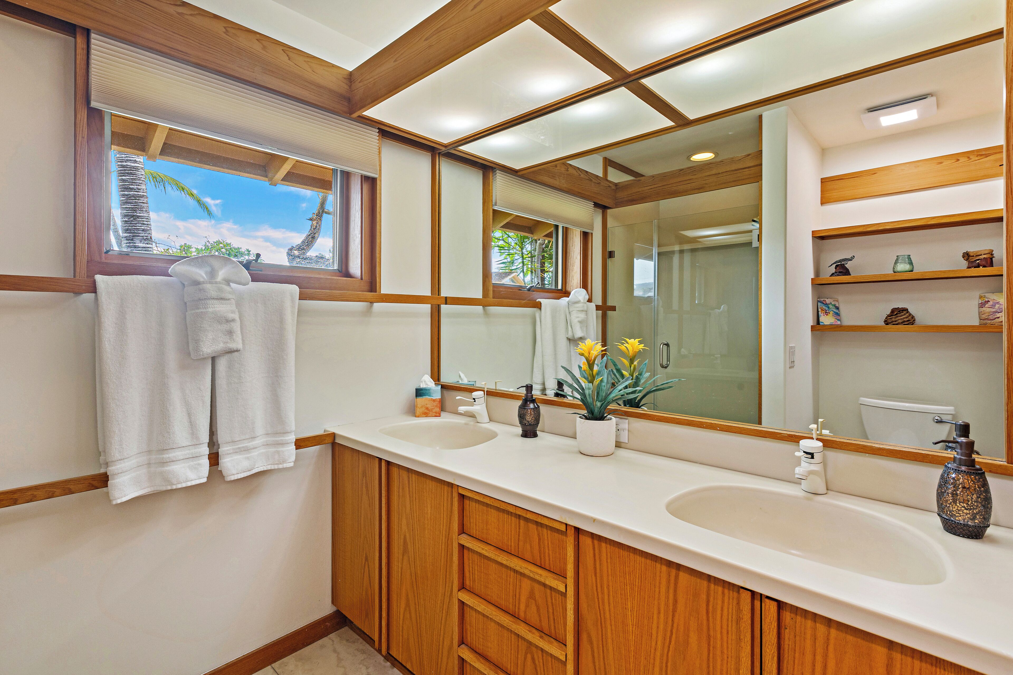 Combined shower/tub, hair dryer, towels