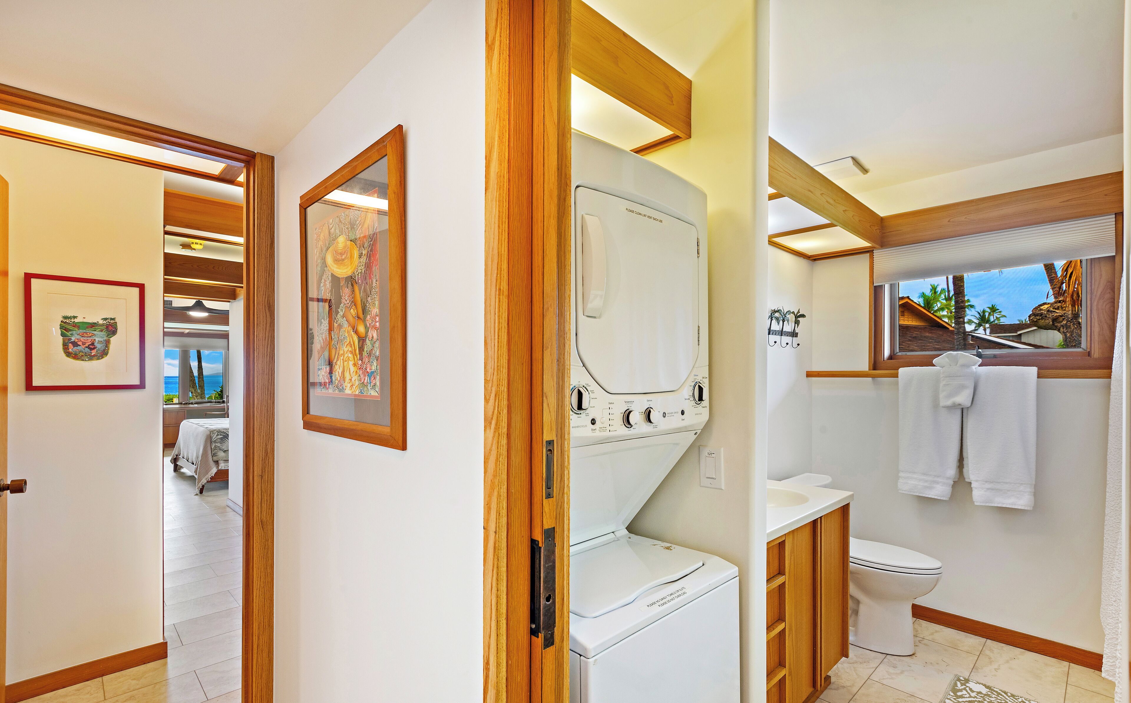 Combined shower/tub, hair dryer, towels