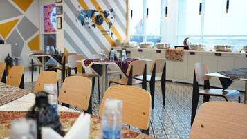 Daily buffet breakfast (AED 40 per person)