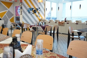 Se ofrece un desayuno bufé (40 AED por persona)