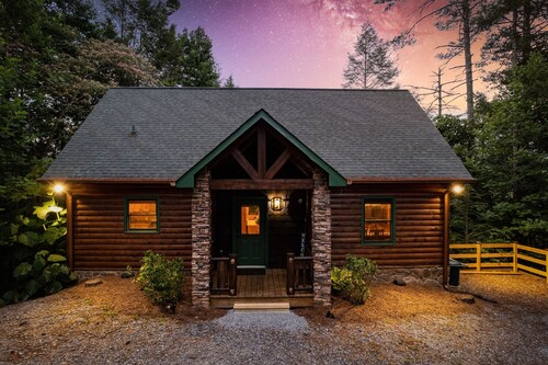 New Fire Pit! 3 King Suites, Creek, 15 mins 2 BR