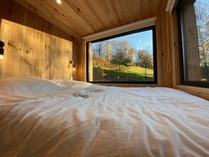 2 bedrooms, internet, bed sheets