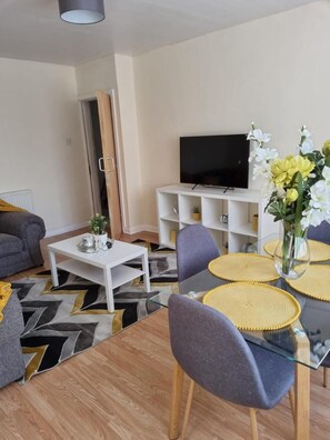 Apartment | Living room | 30-inch TV with cable channels - Captivating 2-bed Apartment in Belvedere (Belvedere)