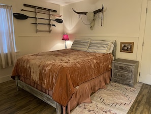 3 habitaciones, cuna de viaje y ropa de cama