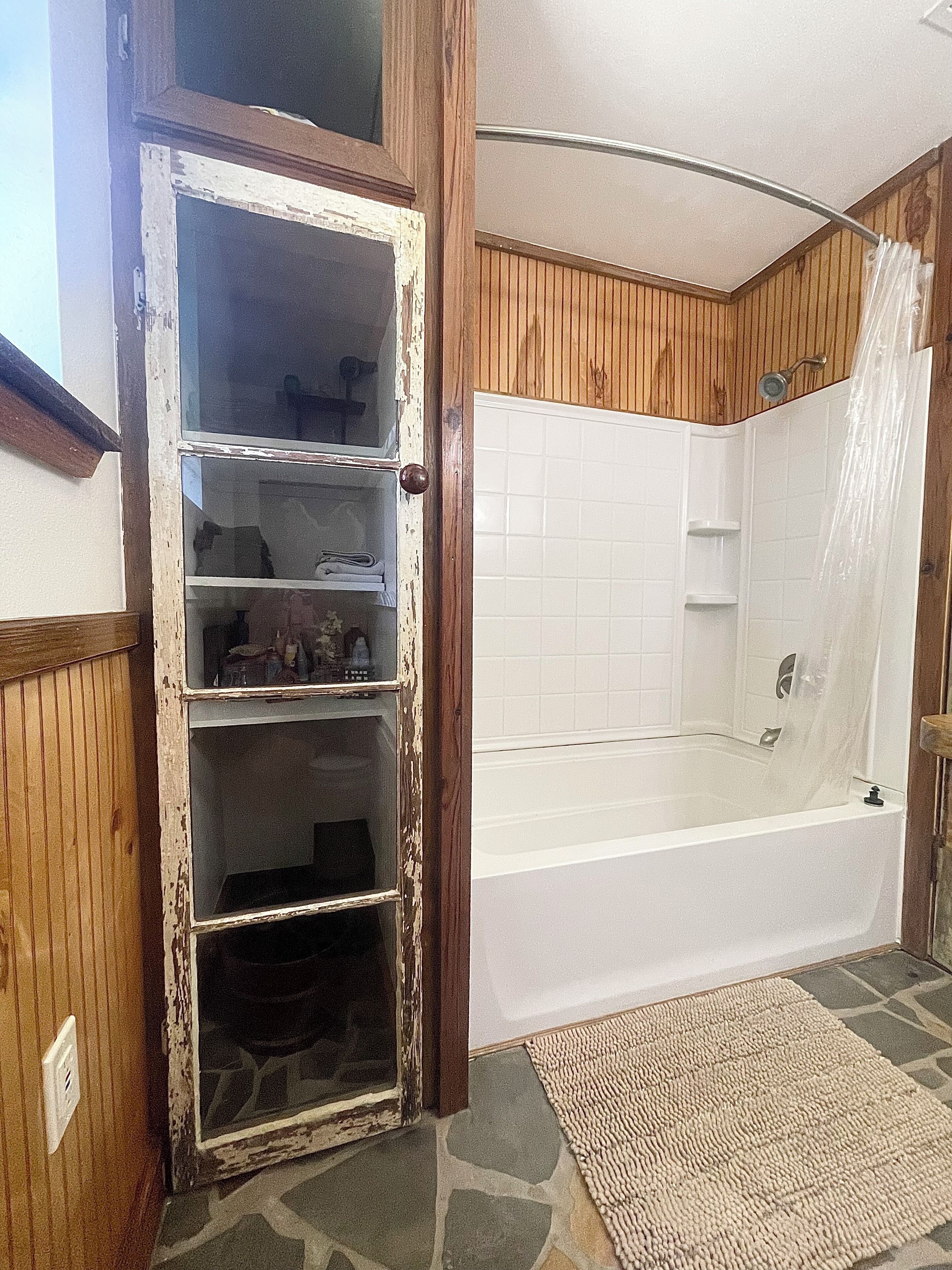 Ensemble baignoire-douche, séchoir à cheveux, serviettes fournies, savon