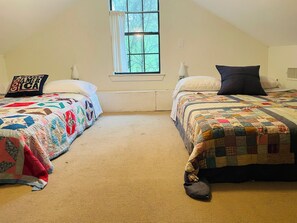 3 habitaciones, cuna de viaje y ropa de cama 