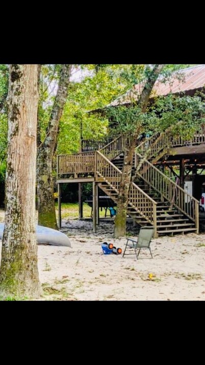 Lazy Aker Nest-river front, family fun, cold pool, stars, picnic, gatherings