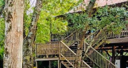 Lazy Aker Nest-river front, family fun, cold pool, stars, picnic, gatherings
