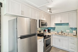 Refrigerador, microondas, horno y parrilla de estufa